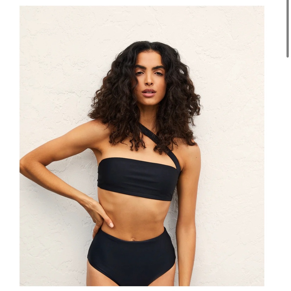 Jade swim halo black top